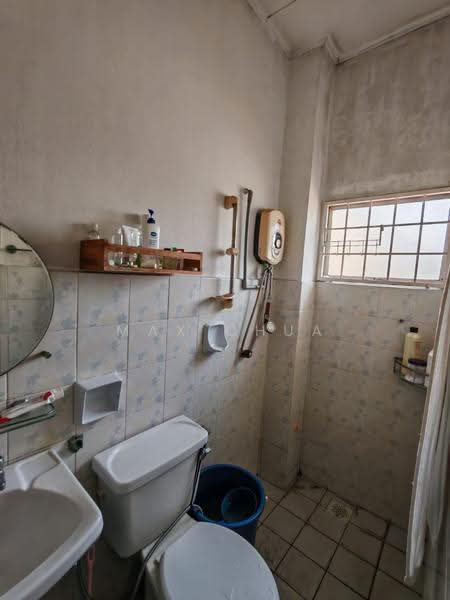 Semi-Detached House for Sale in Taman Bukit Serdang (Seri Kembangan) - Max Chua - Bathroom - PropertyGuru.com.my