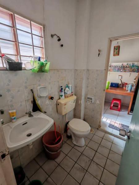 Semi-Detached House for Sale in Taman Bukit Serdang (Seri Kembangan) - Max Chua - Bathroom - PropertyGuru.com.my