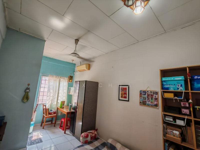 Semi-Detached House for Sale in Taman Bukit Serdang (Seri Kembangan) - Max Chua - Bedroom - PropertyGuru.com.my