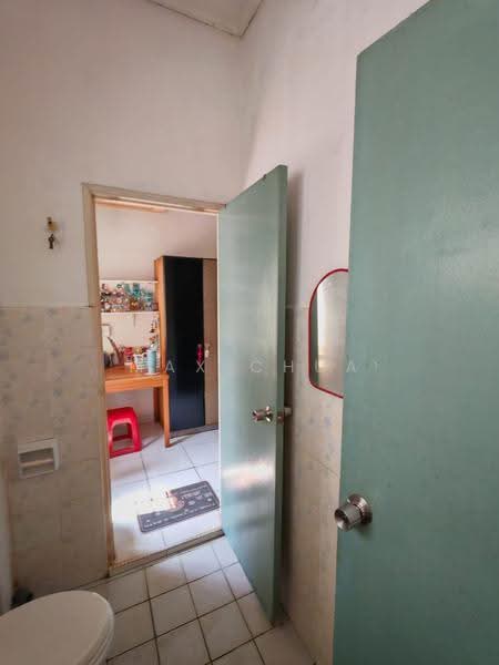 Semi-Detached House for Sale in Taman Bukit Serdang (Seri Kembangan) - Max Chua - Bathroom - PropertyGuru.com.my
