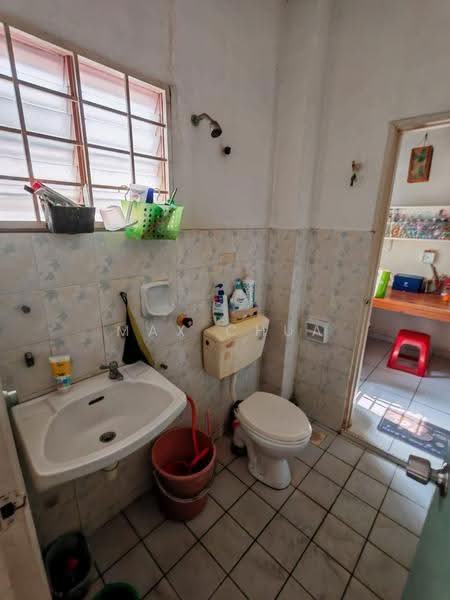 Semi-Detached House for Sale in Taman Bukit Serdang (Seri Kembangan) - Max Chua - Bathroom - PropertyGuru.com.my
