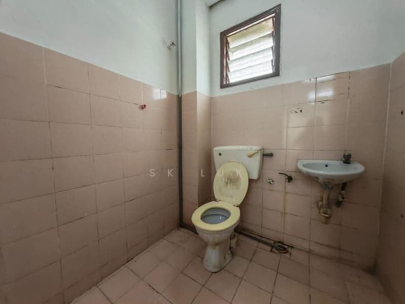 Rumah Bandar untuk Dijual di Bukit Rawang Putra (Rawang) - SK Luk - Bathroom - PropertyGuru.com.my