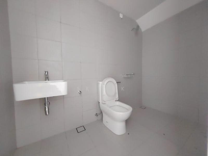 2-storey Terraced House for Sale in Bandar Country Homes (Rawang) - SK Luk - Bathroom - PropertyGuru.com.my