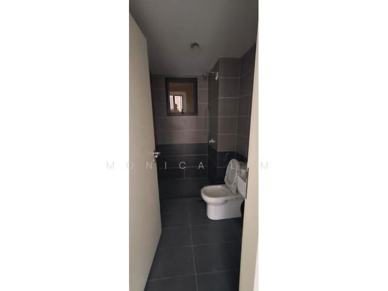 Kediaman Servis untuk Dijual di D'Clover Residences - Monica Lim - Bathroom - PropertyGuru.com.my