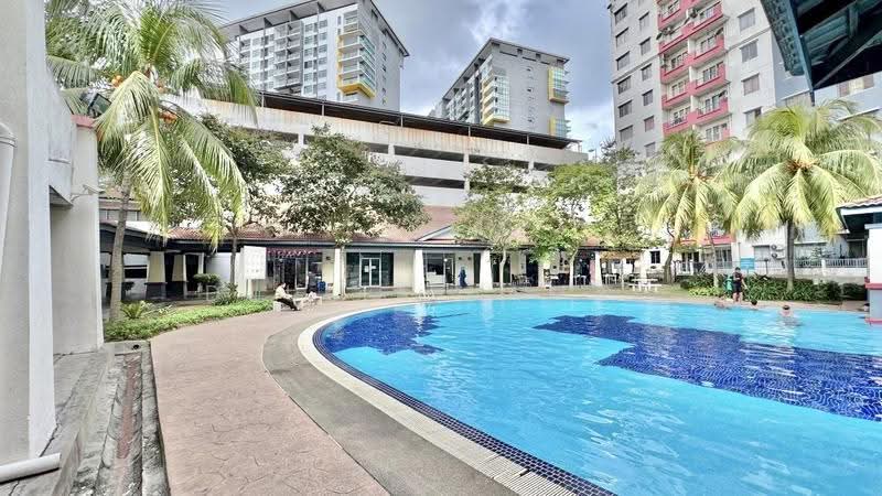 Pangsapuri untuk Dijual di Vista Pinggiran Apartment - DJULIA JAMAL - Pool - PropertyGuru.com.my