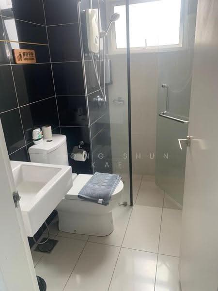 Kediaman Servis untuk Dijual di Skypod Residence - Chong Shun Kae - Bathroom - PropertyGuru.com.my