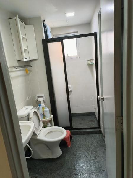 Kediaman Servis untuk Dijual di Main Place Residence - Daphne Loh - Bathroom - PropertyGuru.com.my