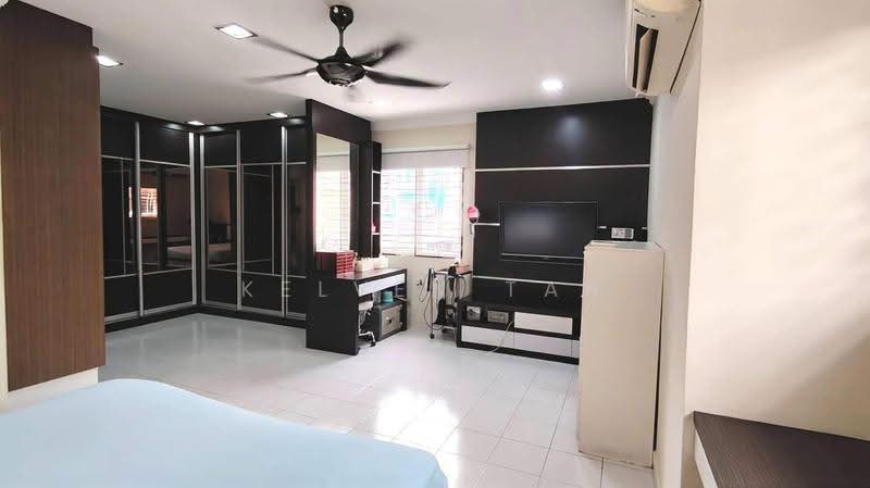 Rumah Teres untuk Dijual di Laman Rimbunan (Kepong) - Kelven Tan - Master Bedroom - PropertyGuru.com.my