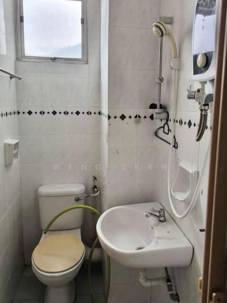 Kondominium untuk Disewa di Azuria Condominium - Weng Sern - Bathroom - PropertyGuru.com.my
