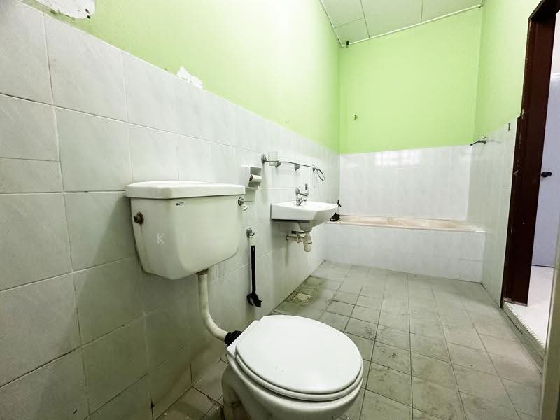 Semi-Detached House for Sale in Teluk Intan (Perak) - Kevin Chai - Bathroom - PropertyGuru.com.my