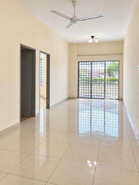 Pangsapuri untuk Dijual di Sky Garden Residences - Steven . - Living Room - PropertyGuru.com.my