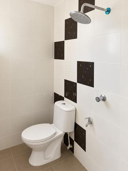 Pangsapuri untuk Dijual di Sky Garden Residences - Steven . - Bathroom - PropertyGuru.com.my