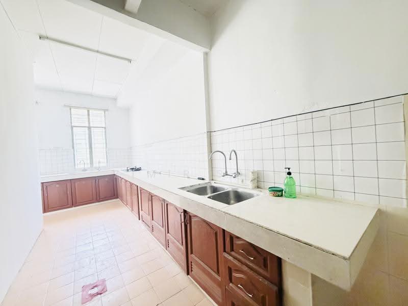 Rumah Teres 1-Tingkat untuk Dijual di Bandar Saujana Putra (Tanjong Duabelas) - Zimir Shah - Kitchen - PropertyGuru.com.my
