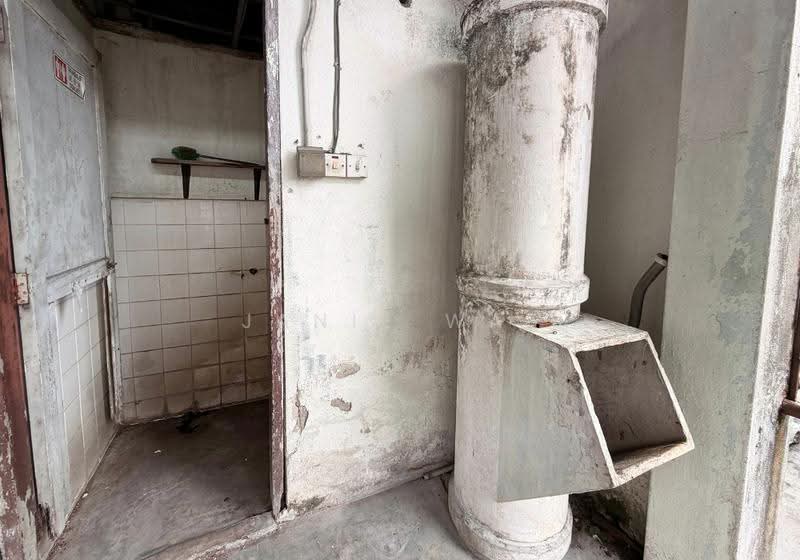Shop for Sale in Jalan Pudu (KL City Centre) - Janie Wai - Bathroom - PropertyGuru.com.my
