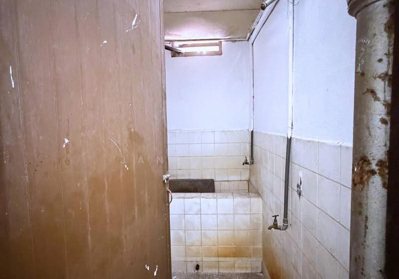 Shop for Sale in Jalan Pudu (KL City Centre) - Janie Wai - Bathroom - PropertyGuru.com.my