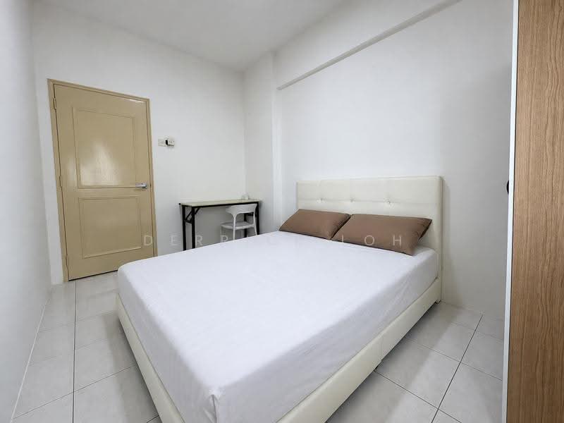 Kondominium untuk Disewa di Gold Coast Resort Condominium - Derrick Loh - Bedroom - PropertyGuru.com.my