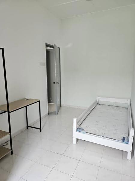 2-storey Terraced House for Sale in Taman Pinggiran Putra (Seri Kembangan) - Janie Wai - Bedroom - PropertyGuru.com.my