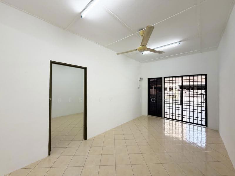 Rumah Teres 1-Tingkat untuk Dijual di Bandar Baru Utama (Kampar) - Presley Chong - Living Area - PropertyGuru.com.my