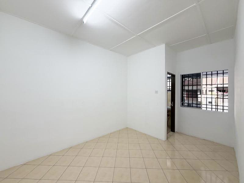 Rumah Teres 1-Tingkat untuk Dijual di Bandar Baru Utama (Kampar) - Presley Chong - Master Bedroom - PropertyGuru.com.my