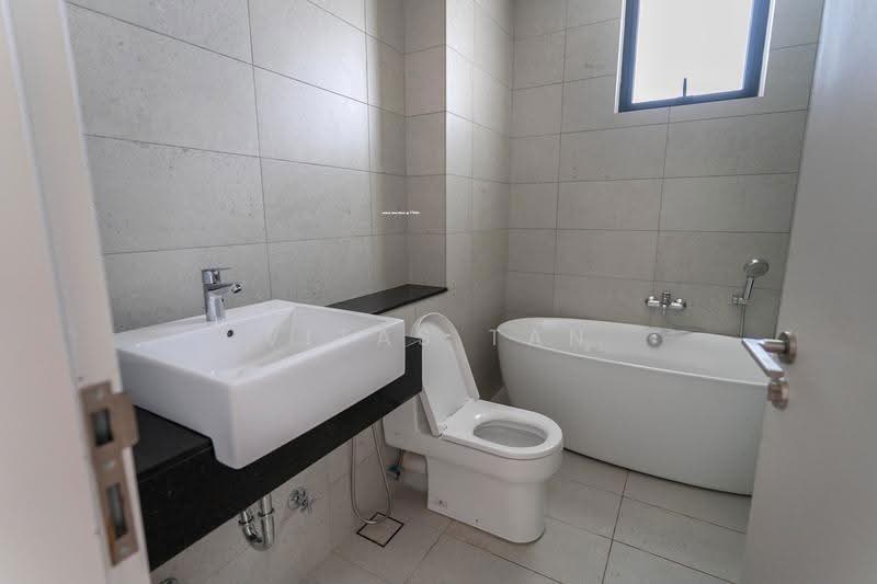 Rumah Berkembar untuk Dijual di Setia Alam (Selangor) - Vitas Tan - Bathroom - PropertyGuru.com.my