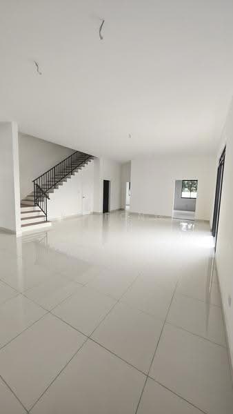 Rumah Berkembar untuk Dijual di Taman Bukit Kaze (Ulu Tiram) - Ee Fong Toh - Living Room - PropertyGuru.com.my
