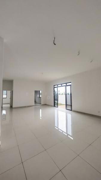 Rumah Berkembar untuk Dijual di Taman Bukit Kaze (Ulu Tiram) - Ee Fong Toh - Living Room - PropertyGuru.com.my