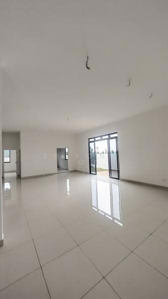 Rumah Berkembar untuk Dijual di Taman Bukit Kaze (Ulu Tiram) - Ee Fong Toh - Living Room - PropertyGuru.com.my