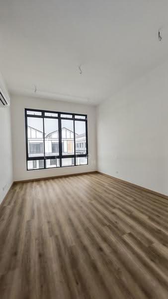 Rumah Berkembar untuk Dijual di Taman Bukit Kaze (Ulu Tiram) - Ee Fong Toh - Living Room - PropertyGuru.com.my
