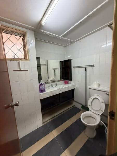 Semi-Detached House for Rent in Taman Pelangi (Johor Bahru) - Win Tan - Bathroom - PropertyGuru.com.my
