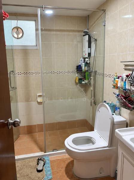 Kondominium untuk Disewa di Gurney Park Condominium - Janice Ooi - Bathroom - PropertyGuru.com.my