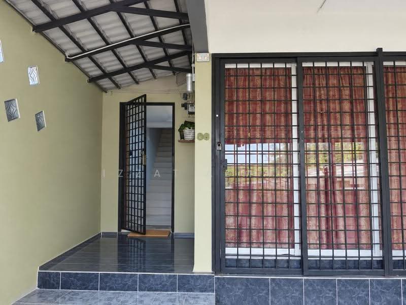 Rumah Teres 2-Tingkat untuk Dijual di Taman Sri Pelindung 1 (Kuantan) - Izzat Azman - Entrance - PropertyGuru.com.my