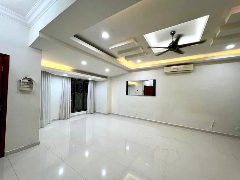 Rumah Teres 2-Tingkat untuk Dijual di Bandar Putra Permai (Seri Kembangan) - Azli Ibrahim - Living Room - PropertyGuru.com.my