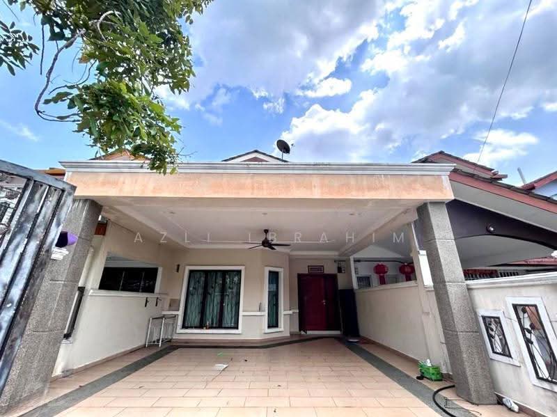 Rumah Teres 2-Tingkat untuk Dijual di Bandar Putra Permai (Seri Kembangan) - Azli Ibrahim - Exterior - PropertyGuru.com.my