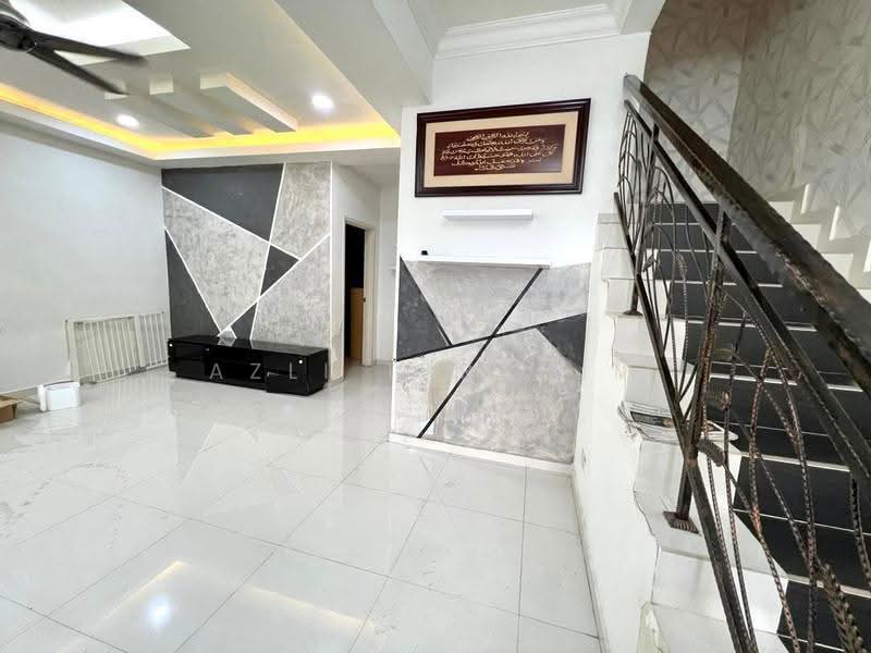 Rumah Teres 2-Tingkat untuk Dijual di Bandar Putra Permai (Seri Kembangan) - Azli Ibrahim - Living Room - PropertyGuru.com.my