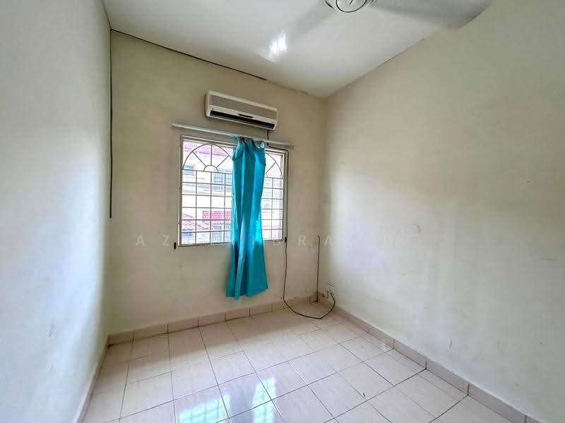 Rumah Teres 2-Tingkat untuk Dijual di Bandar Putra Permai (Seri Kembangan) - Azli Ibrahim - Bedroom - PropertyGuru.com.my