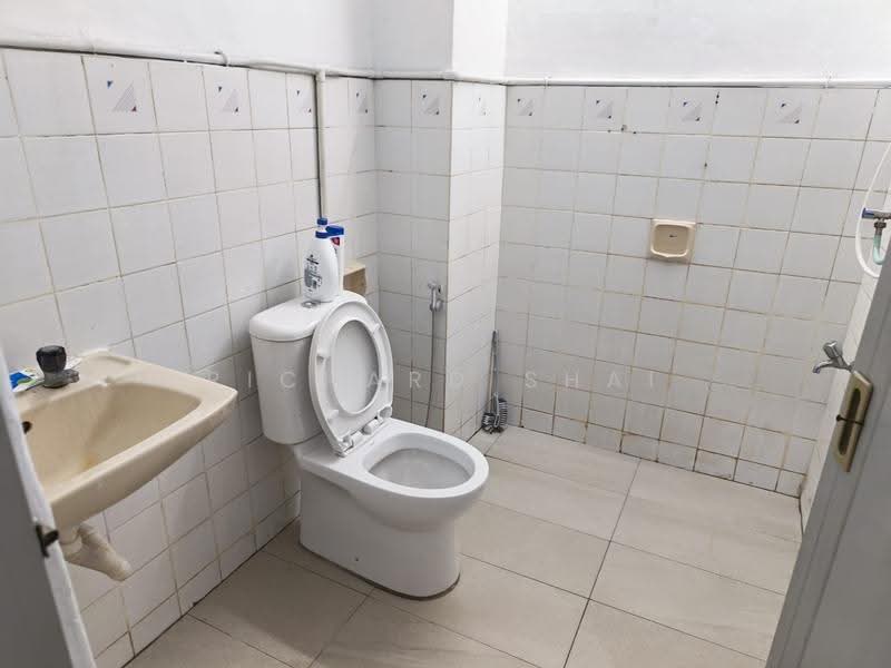Rumah Teres 2-Tingkat untuk Disewa di Permas Jaya (Johor Bahru) - Richard Shai - Bathroom - PropertyGuru.com.my