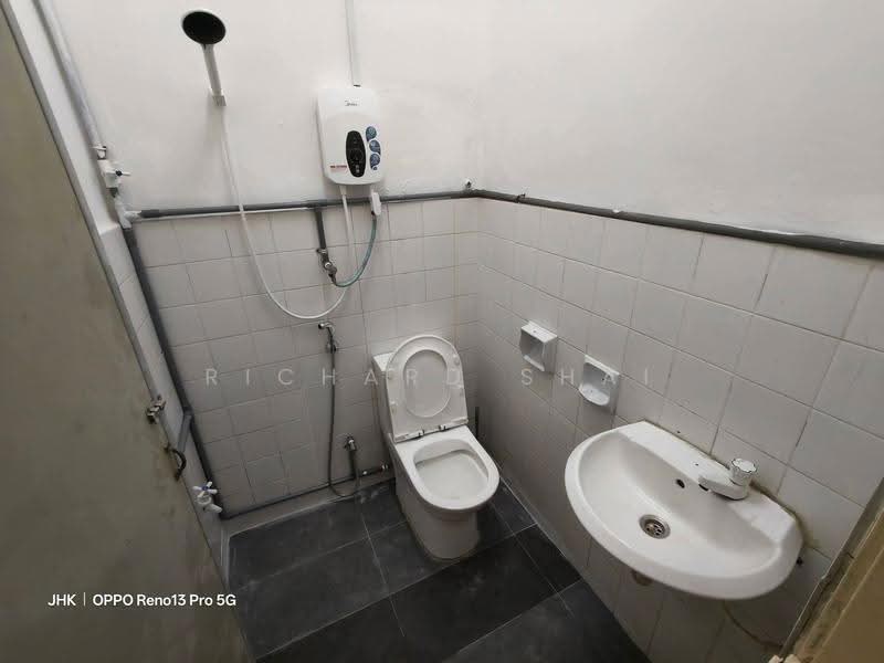 Rumah Teres 2-Tingkat untuk Disewa di Permas Jaya (Johor Bahru) - Richard Shai - Bathroom - PropertyGuru.com.my
