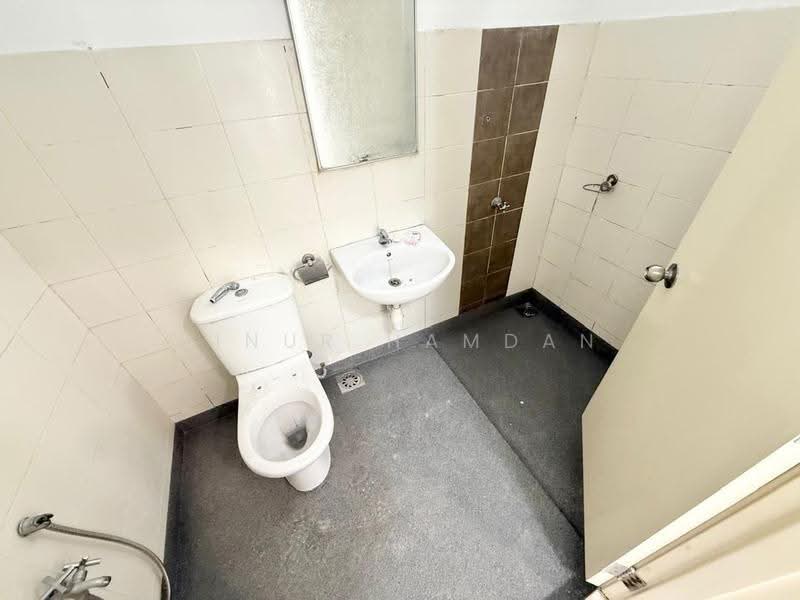 Rumah Teres 2-Tingkat untuk Dijual di Alam Sari (Bangi) - AINUR HAMDAN - Bathroom - PropertyGuru.com.my