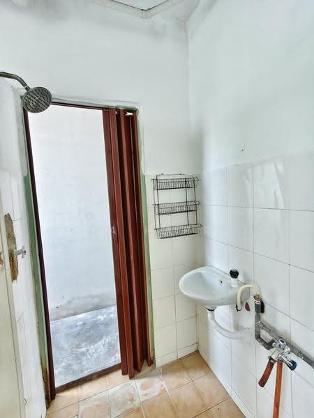 Rumah Flat untuk Dijual di Desa Mentari PJS 2 - Ida Harun - Bathroom - PropertyGuru.com.my
