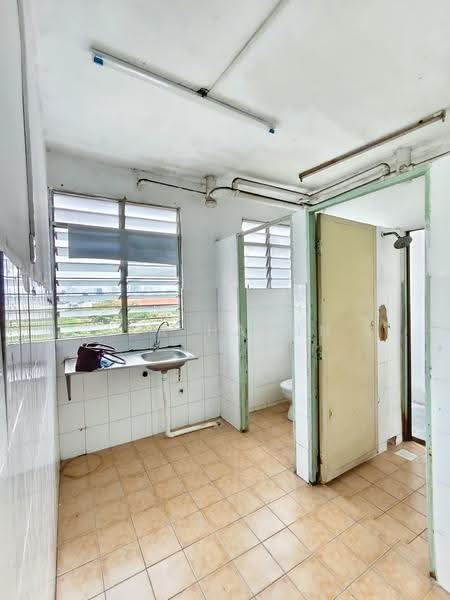 Rumah Flat untuk Dijual di Desa Mentari PJS 2 - Ida Harun - Bathroom - PropertyGuru.com.my