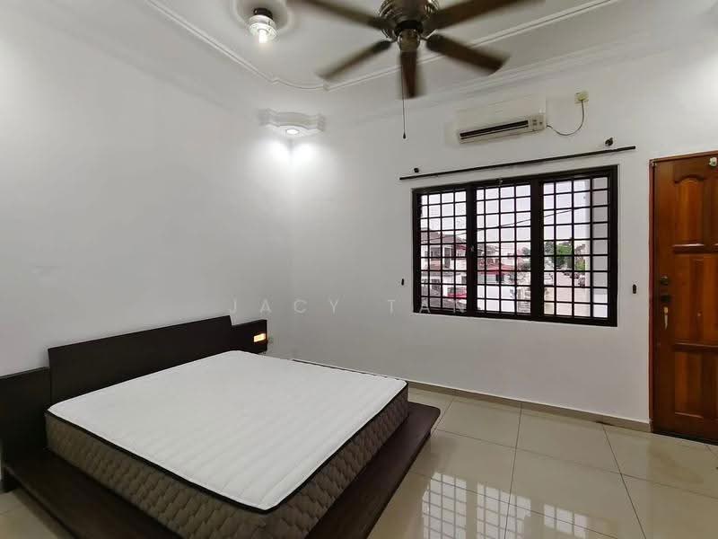 Rumah Teres 2-Tingkat untuk Disewa di Taman Putri Kulai (Kulai) - Jacy Tan - Bedroom - PropertyGuru.com.my