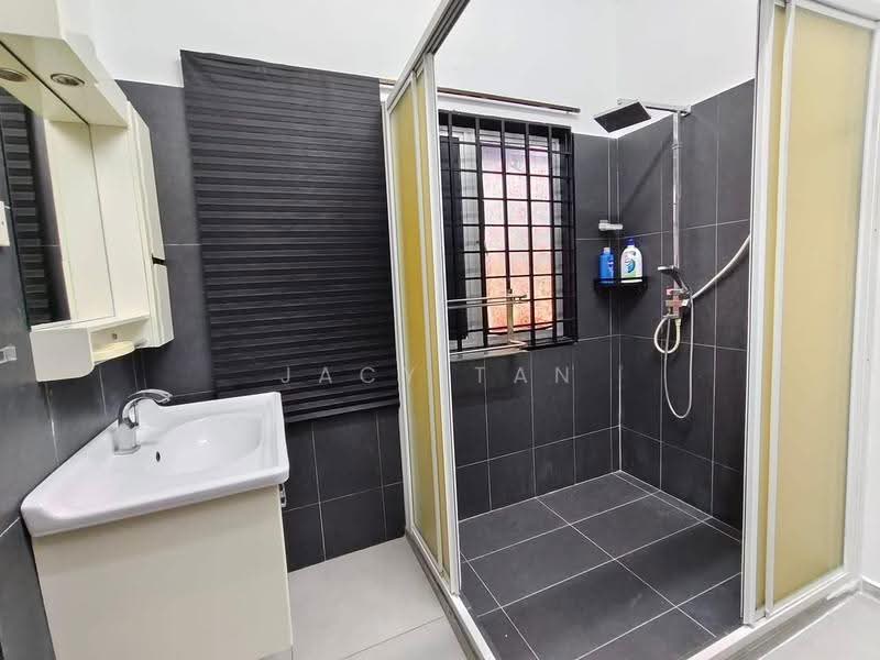 Rumah Teres 2-Tingkat untuk Disewa di Taman Putri Kulai (Kulai) - Jacy Tan - Bathroom - PropertyGuru.com.my