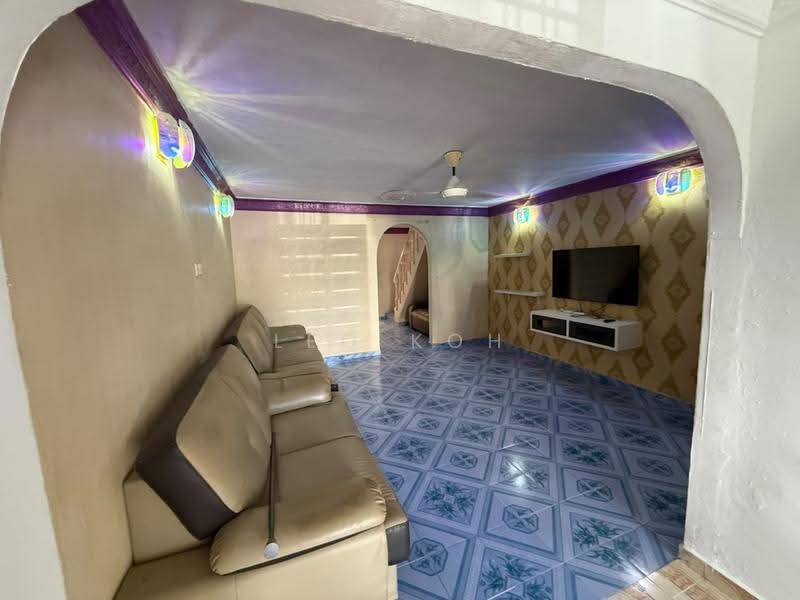Rumah Teres 2-Tingkat untuk Disewa di Taman Serdang Jaya (Seri Kembangan) - Leo Koh - Living Room - PropertyGuru.com.my