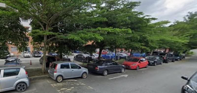 Kedai / Pejabat untuk Dijual di Puchong (Selangor) - Moon Yee - Car Park - PropertyGuru.com.my