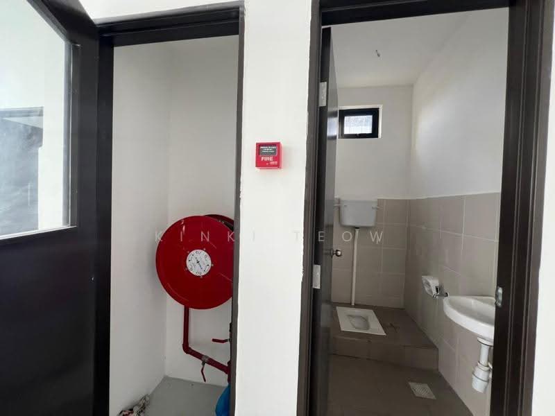 Semi-D Factory for Sale in Gelang Patah (Johor) - Kinki Teow - Bathroom - PropertyGuru.com.my