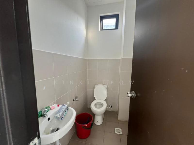 Semi-D Factory for Sale in Gelang Patah (Johor) - Kinki Teow - Bathroom - PropertyGuru.com.my