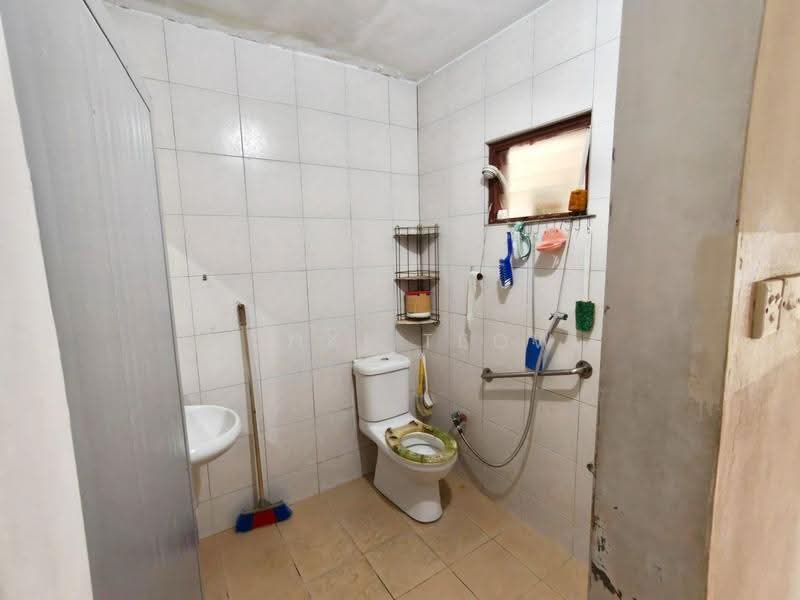1-storey Terraced House for Sale in Taman Abad (Johor Bahru) - Kinki Teow - Bathroom - PropertyGuru.com.my