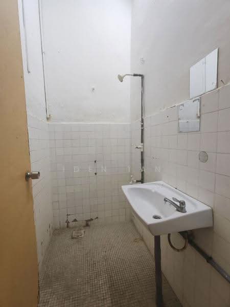 Rumah Teres 1-Tingkat untuk Dijual di Taman Johor Jaya (Johor Bahru) - Iden Tan - Bathroom - PropertyGuru.com.my