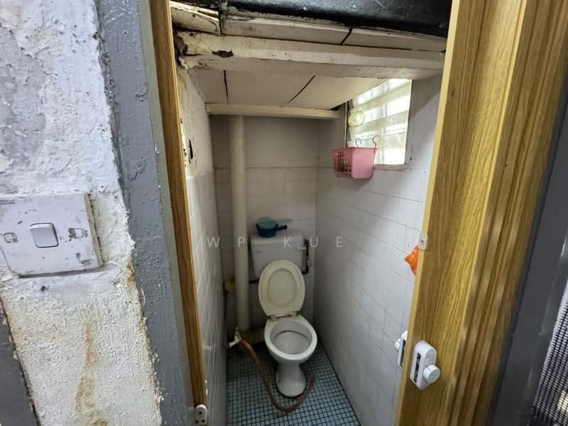 Pangsapuri untuk Dijual di Kenanga Apartment - WP Kue - Bathroom - PropertyGuru.com.my
