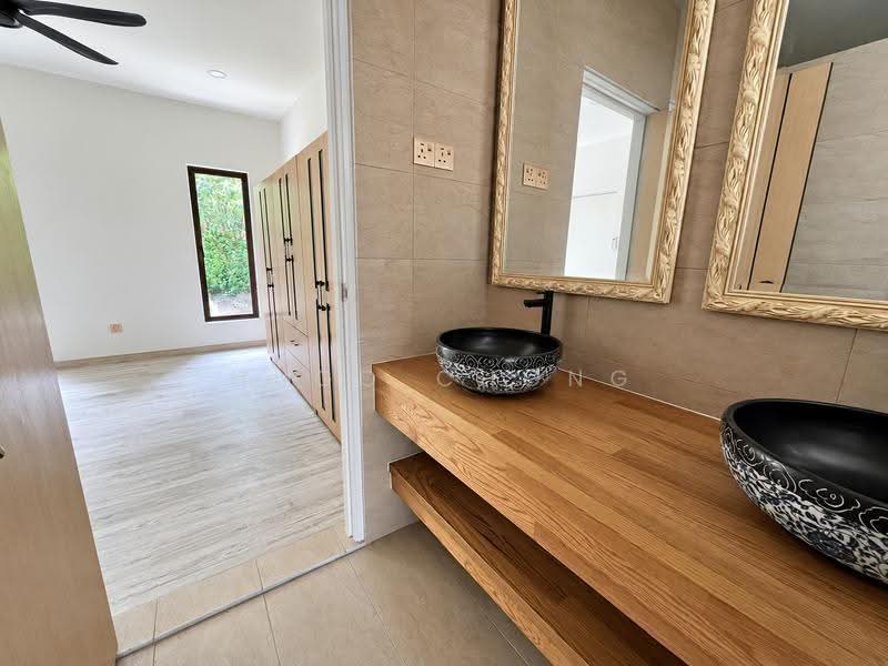 Semi-Detached House for Sale in Taman United (Jalan Klang Lama (Old Klang Road)) - Hugo Chong - Bathroom - PropertyGuru.com.my